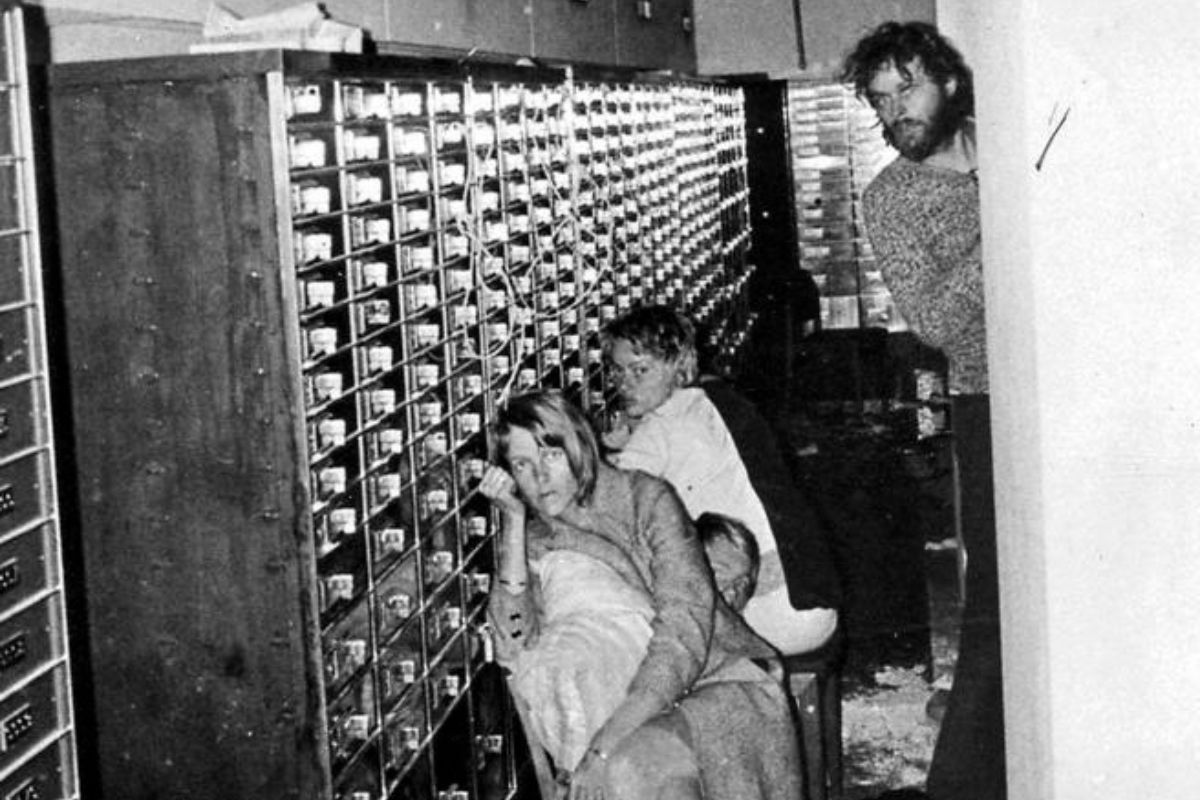 Clark Olofsson (d) durante la rapina alla Kreditbanken di Stoccolma