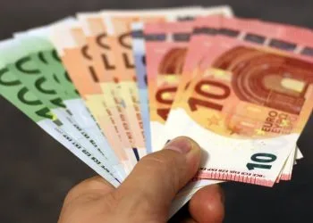 Mano che da contanti in euro