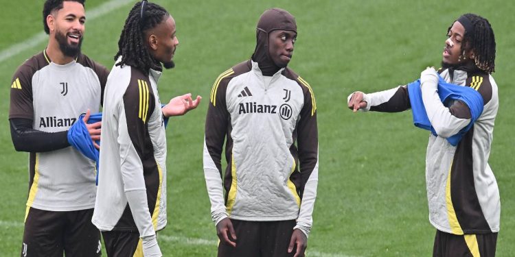 Douglas Luiz, Thuram, Weah e Mbangula in allenamento con la Juventus (Foto Ansa)