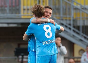 Rafa Marin e McTominay si abbracciano dopo un gol del Napoli (Foto Ansa)