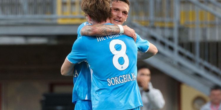 Rafa Marin e McTominay si abbracciano dopo un gol del Napoli (Foto Ansa)