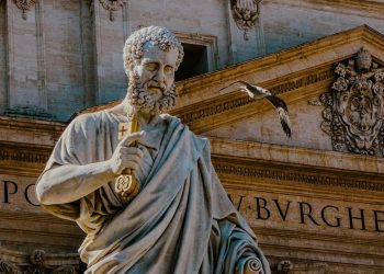 La statua di San Pietro davanti all'omonima Basilica (Foto di Paolo Bici da Pexels)