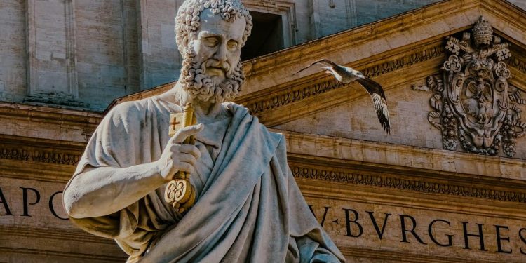 La statua di San Pietro davanti all'omonima Basilica (Foto di Paolo Bici da Pexels)