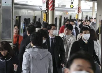 Giappone. In metropolitana a Tokyo (Ansa)