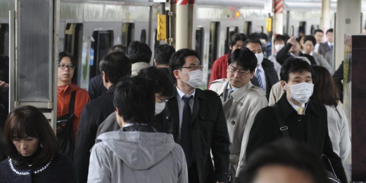 Giappone. In metropolitana a Tokyo (Ansa)
