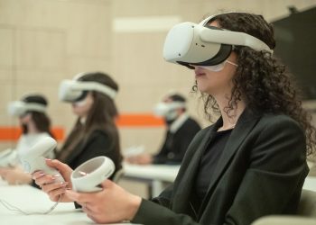 Scuola, lezione con la realtà aumentata (Ansa)