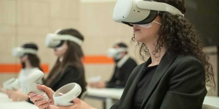 Scuola, lezione con la realtà aumentata (Ansa)