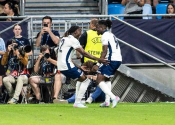 Rowe, a destra, esulta per il gol segnato in finale a Euro U21 2025 insieme col genoano Norton-Cuffy (Foto Ansa)