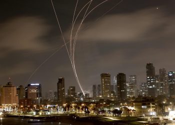L'Iron Dome mentre tenta di intercettare i missili iraniani lanciati su Tel Aviv (Ansa)
