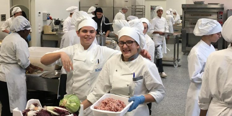 Un laboratorio di cucina (foto A. Raffaeli)