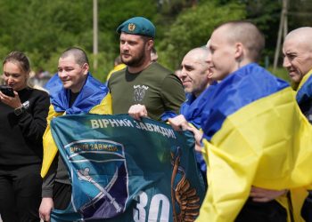 Soldati ucraini dopo uno scambio di prigionieri in località non dichiarata (Ansa)