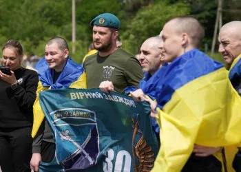 Soldati ucraini dopo uno scambio di prigionieri in località non dichiarata (Ansa)