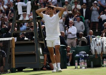 L'incredulità di Carlos Alcaraz dopo la seconda vittoria a Wimbledon (Foto ANSA)
