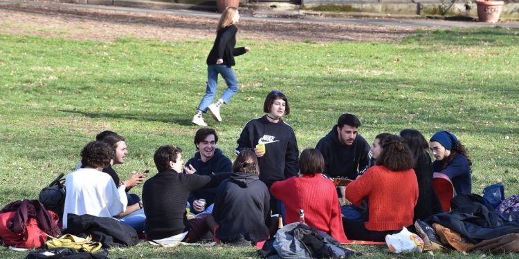 Un gruppo di giovani al parco (Ansa)