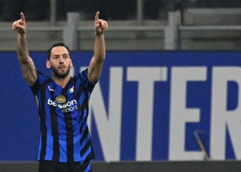 Hakan Calhanoglu esulta con l'Inter (Foto ANSA)