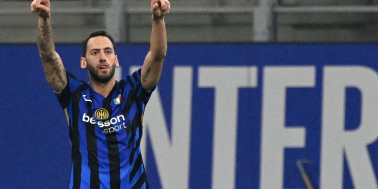 Hakan Calhanoglu esulta con l'Inter (Foto ANSA)