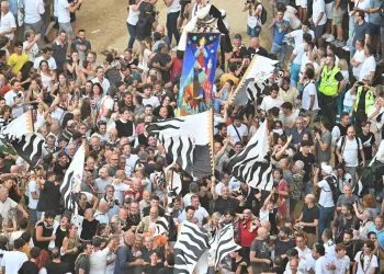 La folla in Piazza del Campo per il Palio di Siena (Foto ANSA)