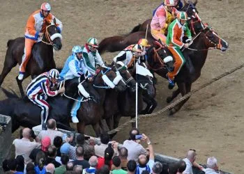 Il momento della partenza al Palio di Siena (Foto ANSA)