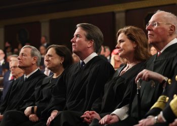 I giudici della Corte Suprema (da s.) John Roberts, Elena Kagan, Brett Kavanaugh, Amy C. Barrett, Anthony Kennedy durante un discorso di Trump al Congresso (Ansa)