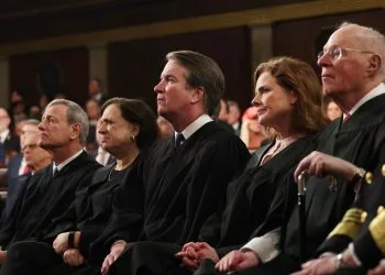I giudici della Corte Suprema (da s.) John Roberts, Elena Kagan, Brett Kavanaugh, Amy C. Barrett, Anthony Kennedy durante un discorso di Trump al Congresso (Ansa)