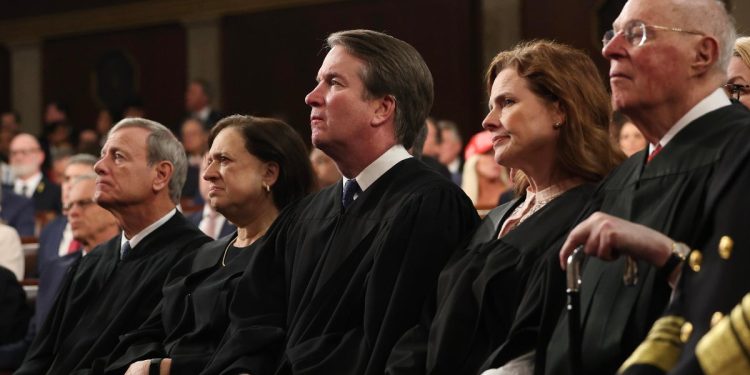 I giudici della Corte Suprema (da s.) John Roberts, Elena Kagan, Brett Kavanaugh, Amy C. Barrett, Anthony Kennedy durante un discorso di Trump al Congresso (Ansa)