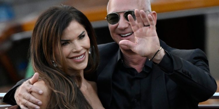 Laura Sanchez (s) con il marito Jeff Bezos a Venezia (Ansa)