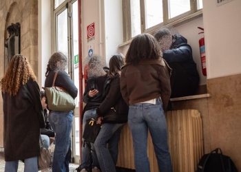 Studenti a scuola durante una occupazione (Ansa)