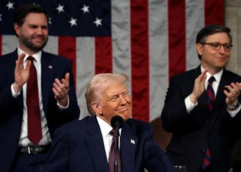 Donald Trump mentre parla al Congresso. Dietro di lui JD Vance (s) e Mike Johnson (Ansa)