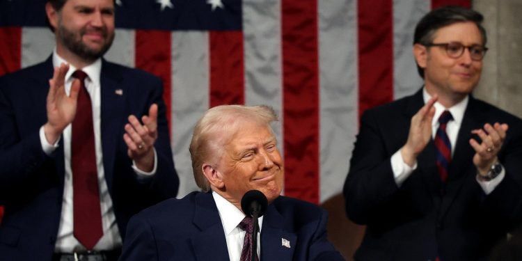 Donald Trump mentre parla al Congresso. Dietro di lui JD Vance (s) e Mike Johnson (Ansa)