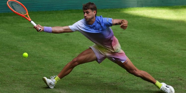 Flavio Cobolli in azione ad Halle (Foto ANSA)