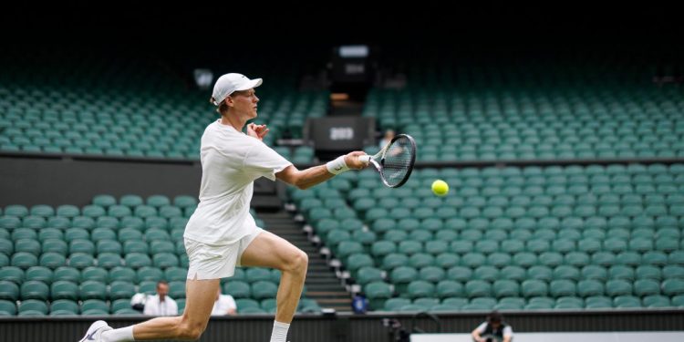 Jannik Sinner pronto per l'esordio a Wimbledon 2025 (Foto ANSA)