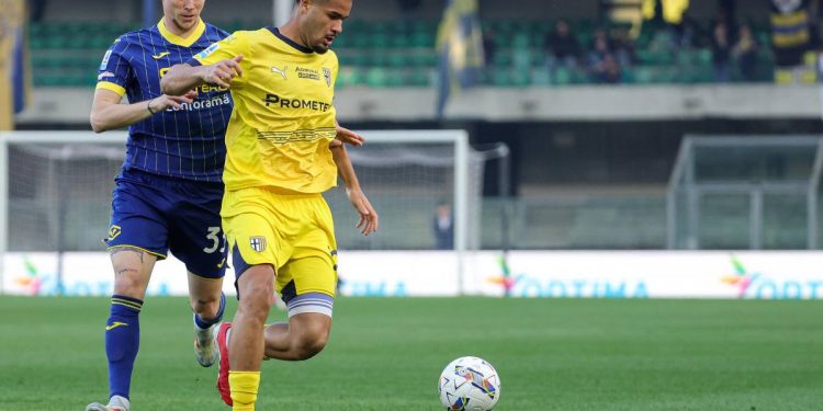 Simon Sohm in azione in Verona Parma (Foto ANSA)