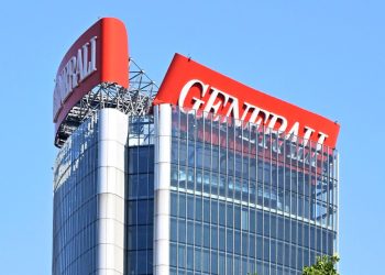 Milano: crolla l'insegna di Generali sulla Torre Hadid al City Life (Foto: ANSA/DANIEL DAL ZENNARO)