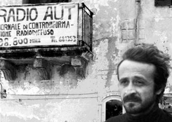 Peppino Impastato davanti alla sede di Radio Aut