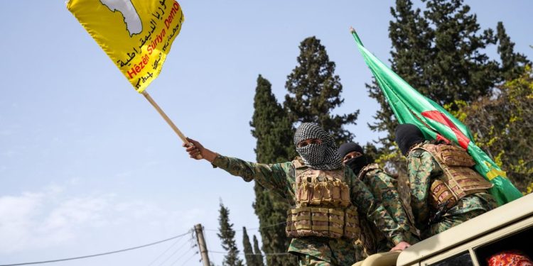 Miliziani in Siria (Foto: ANSA-EPA/AHMAD FALLAHA)