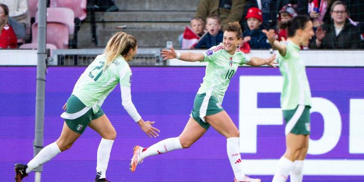 Cristiana Girelli esulta con l'Italia donne (Foto ANSA)