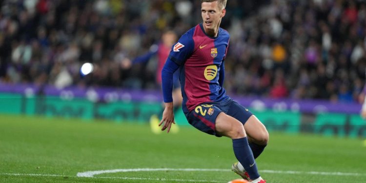 Dani Olmo in azione con il Barcellona (Foto ANSA)