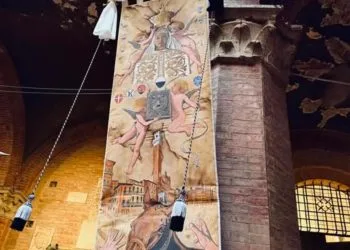 Il Drappellone del Palio di Siena 2025 per la carriera del 2 luglio (da facebook.com/ComunediSienaOfficial)