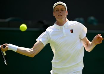 Jannik Sinner in campo a Wimbledon (Foto ANSA)