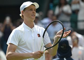 Jannik Sinner ringrazia il pubblico a Wimbledon (Foto ANSA)