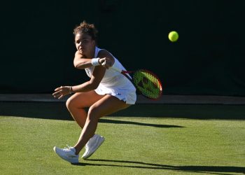 Jasmine Paolini in azione a Wimbledon (Foto ANSA)