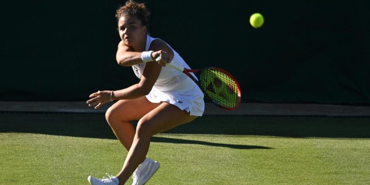 Jasmine Paolini in azione a Wimbledon (Foto ANSA)