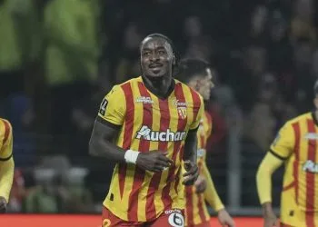 M'Bala Nzola in campo con il Lens