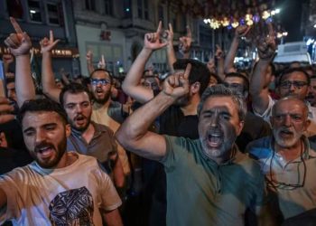 Proteste davanti alla sede del settimanale Leman (Foto: Screenshot France24)