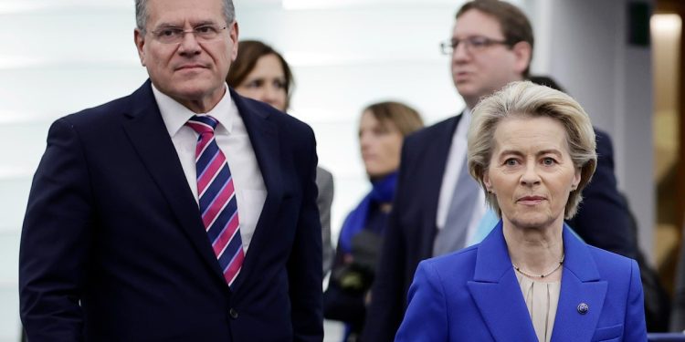 Maros Sefcovic e Ursula von der Leyen (Ansa)