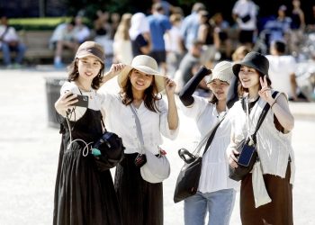 Turisti a Milano (Ansa)