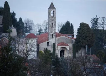 la Chiesa di Santa Maria a Belgirate (VB) (foto Civvì, da Wikipedia)