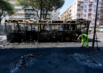 bus a Roma distrutto dall'incendio
