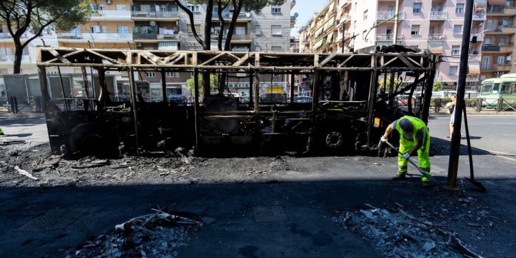 bus a Roma distrutto dall'incendio