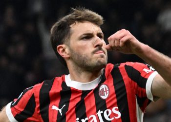 Santiago Gimenez esulta dopo il gol il Milan-Bologna (Foto Ansa)